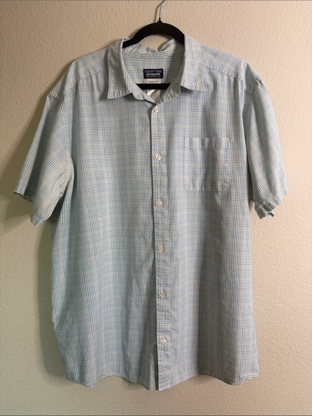 Patagonia Men’s Light Blue and White Plaid Short-Sleeve Button-Down Shirt XXL.